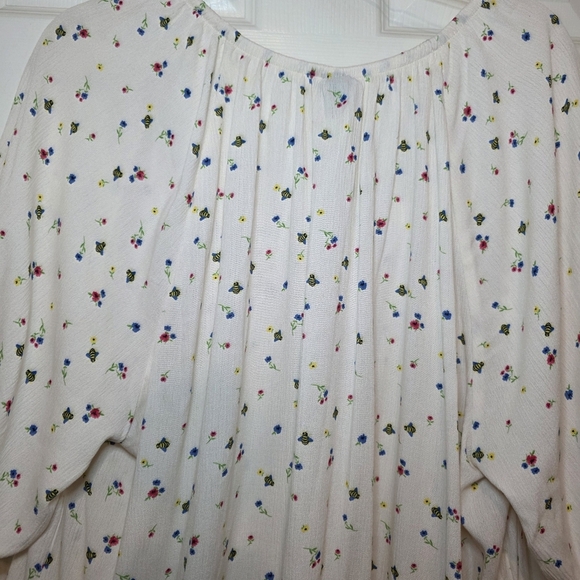 Torrid Cream Blouse with Floral Accents Sz 1X - Picture 6 of 10